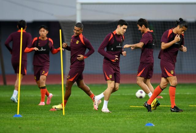 1728843192253009431.jpg (体育)(1)足球——世预赛:中国队进行赛前训练XxjpseC007268_20241013_PEPFN0A001.jpg